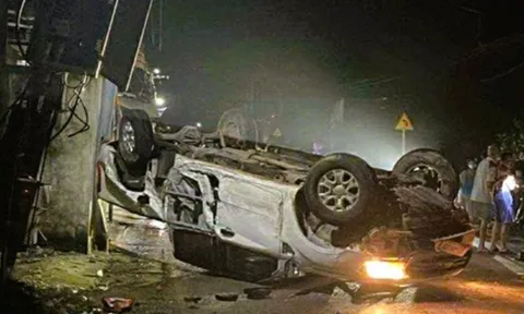 Ô tô tông gãy cột điện, làm thương vong 2 vợ chồng giáo viên