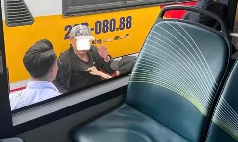 Bị động chạm vào cơ thể, nữ sinh 18 tuổi khống chế người đàn ông ở bến xe