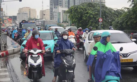 Mưa lớn ở TPHCM sáng nay có bất thường?