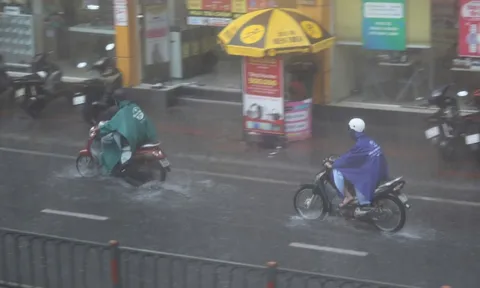 Đầu giờ chiều, TPHCM mưa dông xối xả