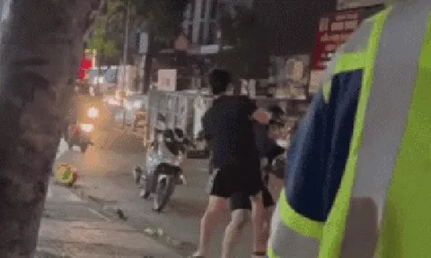 4 người lao vào ẩu đả giữa phố, từ lòng đường lên vỉa hè khiến giao thông hỗn loạn: Đã rõ nguyên nhân