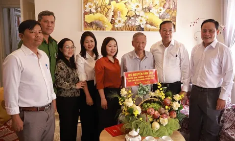 Lãnh đạo UBND TP HCM thăm nhạc sĩ Trần Long Ẩn