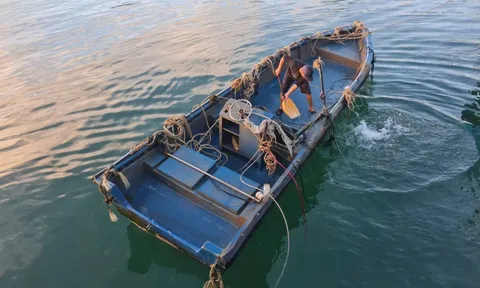 Phát hiện chiếc thuyền không người, có chữ nước ngoài trôi dạt vào Cồn Cỏ