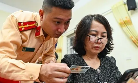 Công an Hà Nội tới từng khu phố hỗ trợ người dân làm sạch dữ liệu đăng ký xe