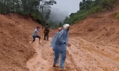 Clip: Kịp chạy thoát chết trong sạt lở đất ở Đà Nẵng