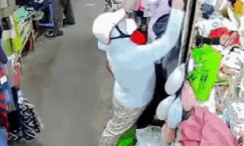 Camera ghi cận cảnh màn móc túi ở chợ Tân Quy, TPHCM