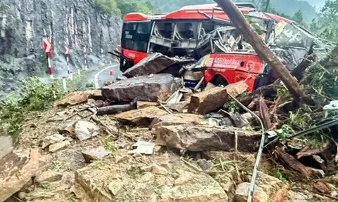 Hiện trường sạt lở núi đè bẹp ô tô khách ở đèo Khánh Lê, ít nhất 6 người chết