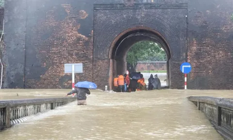 Vì sao miền Trung lại mưa lớn, có vượt kỷ lục của đợt mưa hồi cuối tháng 10?