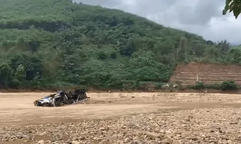 CLIP: Xe đầu kéo bị lũ "vò nát", cả 100 người tìm kiếm tài xế mất tích