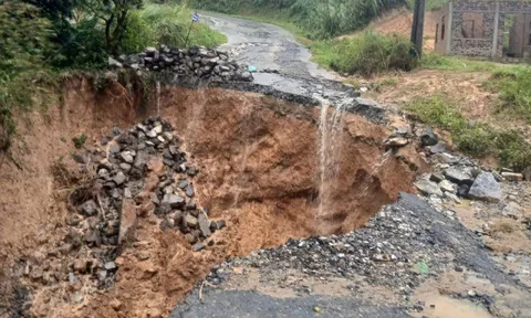 Sau mưa lớn, tỉnh lộ 587 ở Quảng Trị xuất hiện hình ảnh rùng mình