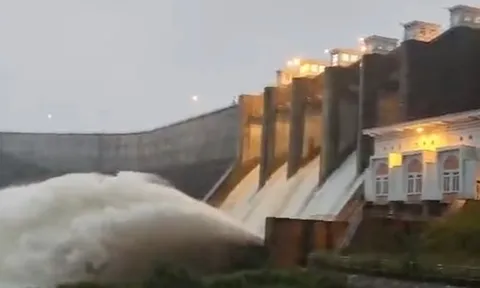 Clip: Nhiều hồ chứa ở Khánh Hòa xả lũ thêm 5 ngày, cảnh báo có nơi ngập 2m