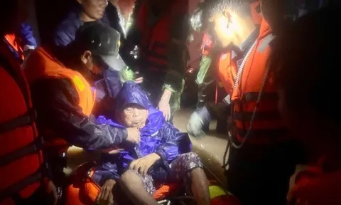 Khánh Hoà: Nhói lòng những lời kêu cứu trong đêm lũ