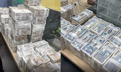 Khách mang đầy một bàn tiền lẻ đi mua ô tô ở Lạng Sơn: Tổng số tiền gây "choáng"