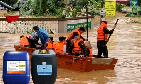 Bộ Công an cảnh báo khẩn: 100 can axit đang bị cuốn trôi thất lạc