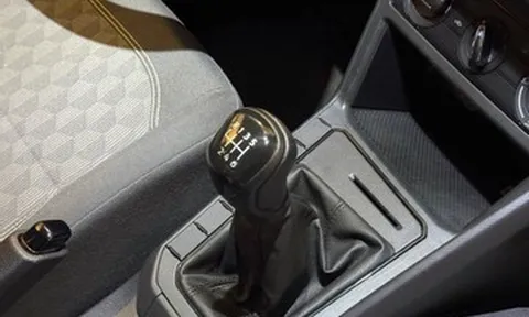 Những mẫu xe sedan giá rẻ vẫn sử dụng hộp số sàn tại Việt Nam hiện nay