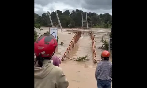 CLIP: Khoảnh khắc cầu treo bị lũ cuốn trôi