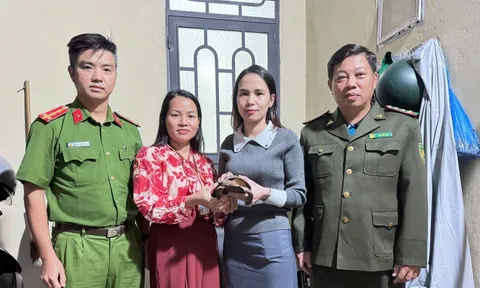 Thấy con vật bò lổm ngổm trước sân, người dân bắt giữ rồi lập tức trình báo