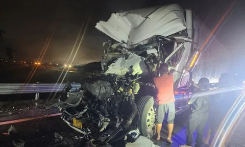 Tai nạn giao thông trên cao tốc, nam tài xế mắc kẹt trong cabin