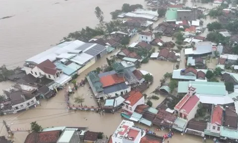 Toàn cảnh mưa lũ Nam Trung bộ: Hàng vạn nhà ngập sâu, dân dỡ ngói ngoi lên cầu cứu