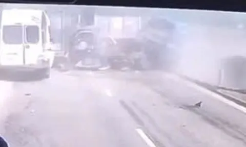 VIDEO: Nhiều xe ô tô tông nhau liên hoàn trên cao tốc Bắc - Nam