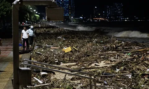 Cảnh tượng không thể tin nổi dọc bãi biển đẹp nhất Nha Trang