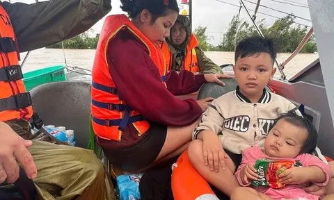 CLIP: Cận cảnh dỡ từng mái tôn, viên ngói cứu người dân trong lũ dữ