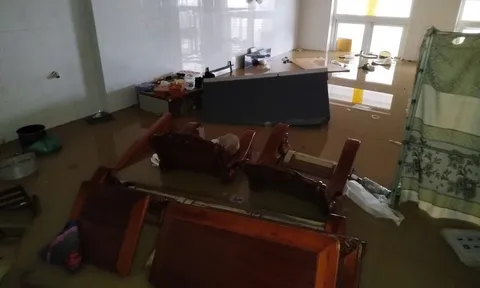 Tâm lũ Nha Trang tan hoang, nhiều người dân phá mái nhà thoát thân