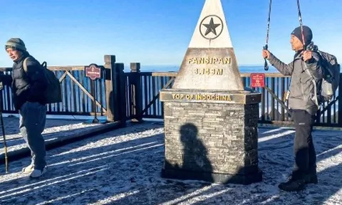 Đỉnh Fansipan xuất hiện băng giá