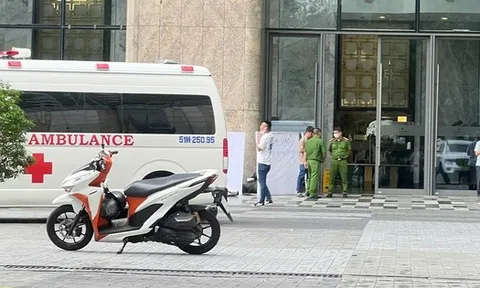 Phát hiện 1 thi thể để trong túi tại tòa nhà ở TPHCM