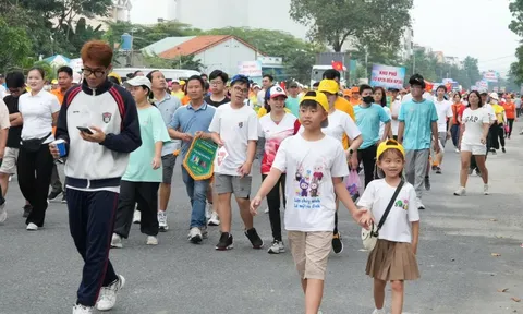 TPHCM: Hơn 3.000 người dân phường Đông Hưng Thuận đi bộ gây quỹ