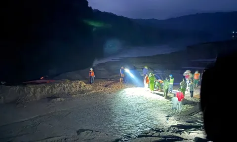 Thành viên cứu hộ bật khóc khi tìm thấy thi thể tài xế xe đầu kéo bị lũ cuốn trôi ở Quảng Trị