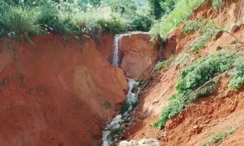 Cận cảnh đường đứt gãy tạo hố sâu 35m, cả thôn ở Quảng Ngãi bị chia cắt