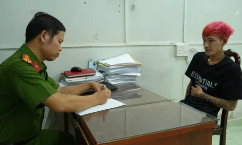 Người đàn ông tóc màu hồng khống chế phụ nữ để cướp tài sản