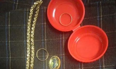 Phát hiện nhiều trang sức bằng vàng trong áo quần cũ gửi tặng đồng bào vùng lũ