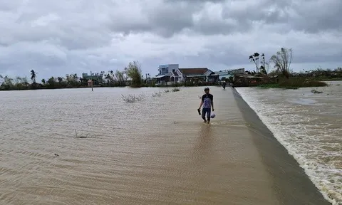 Gia Lai họp khẩn, yêu cầu sơ tán dân trong đêm vì nước sông dâng cao