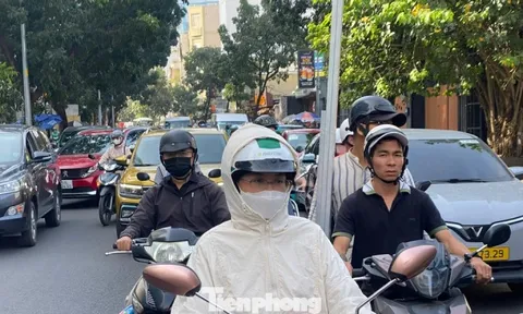 TPHCM se lạnh, người dân mặc thêm áo khoác để giữ ấm khi ra đường