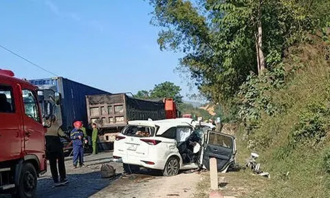 Xác định nguyên nhân vụ tai nạn ô tô 7 chỗ tông xe đầu kéo, 4 người chết