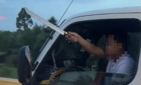 Tài xế ô tô không thắt dây an toàn, cầm dao "hổ báo" trên cao tốc