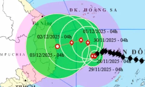 Bão số 15 giật cấp 14, đổi hướng liên tục và di chuyển rất chậm