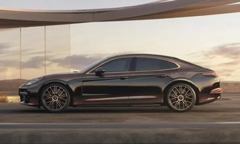 Độc lạ xe sang Porsche Panamera có nước sơn phủ vàng của đại gia Dubai