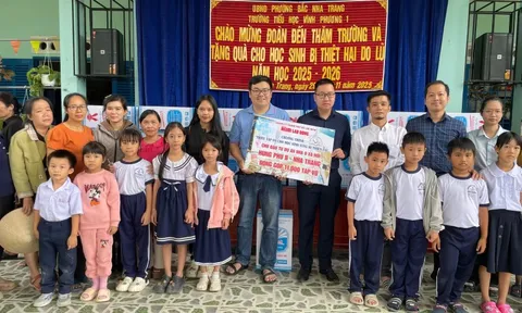 Chương trình “Triệu tập vở cho học sinh vùng bị thiên tai”: Tiếp sức học sinh vùng lũ đến trường