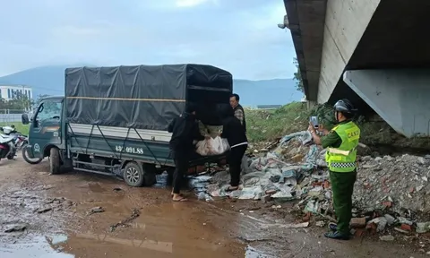 Mật phục bắt quả tang đổ thải trộm ở điểm nóng môi trường Đà Nẵng