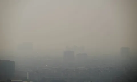 Chùm ảnh, clip: Hà Nội chìm trong bụi mịn dày đặc