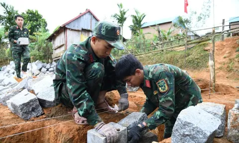 Bộ đội thần tốc dựng nhà mới cho người dân bị sập nhà