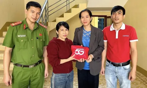 Vừa nhặt được túi tiền, người phụ nữ ở Quảng Ngãi lập tức tìm người đánh rơi