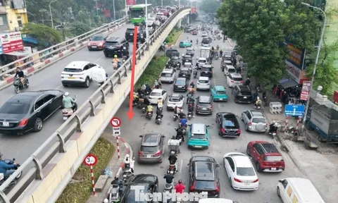 Hà Nội: Một đoạn đường chưa đầy 500 mét 'gánh' hai điểm nóng ùn tắc