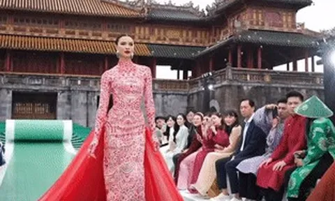 Hơn 70 hoa hậu quốc tế trình diễn ở Huế, ai catwalk đẹp nhất?