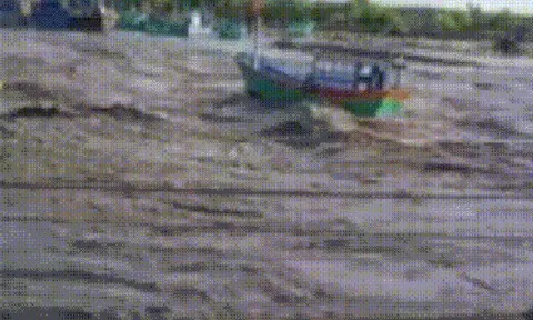 CLIP: Khoảnh khắc kinh hoàng nước lũ cuốn trôi tàu thuyền của ngư dân ở Lâm Đồng