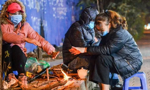 Không khí lạnh tràn xuống, miền Bắc mưa rét, miền Trung chưa dứt mưa lớn