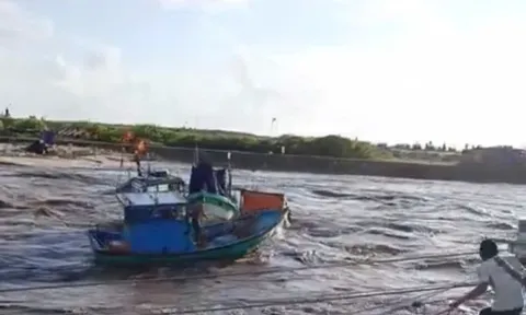 Nước lũ về nhanh, hàng chục ghe thuyền bị cuốn trôi, ngập hơn 1.000 căn nhà